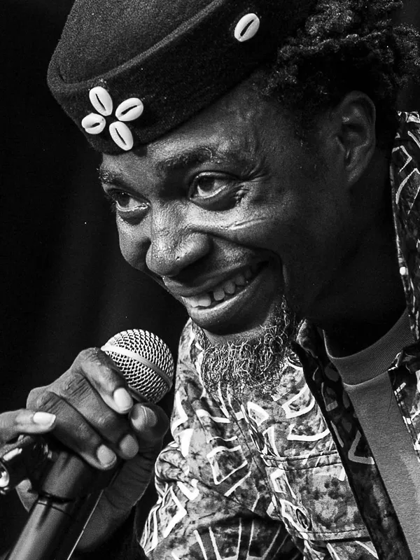 Yewhe Yeton en concert, sourire au micro