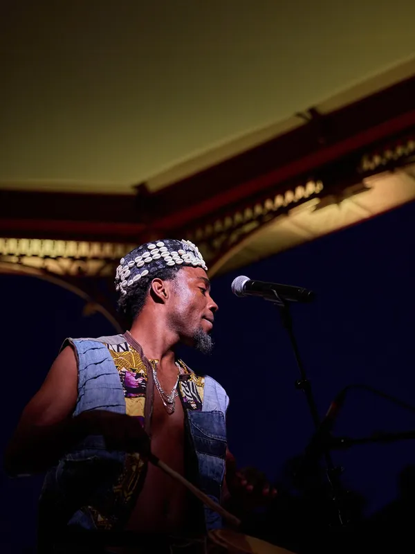 Yewhe Yeton aux percussions, concert de nuit