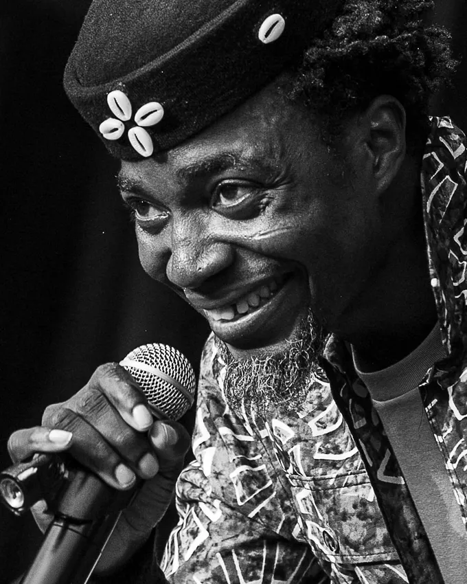 Concert Atchebinon, artiste au micro