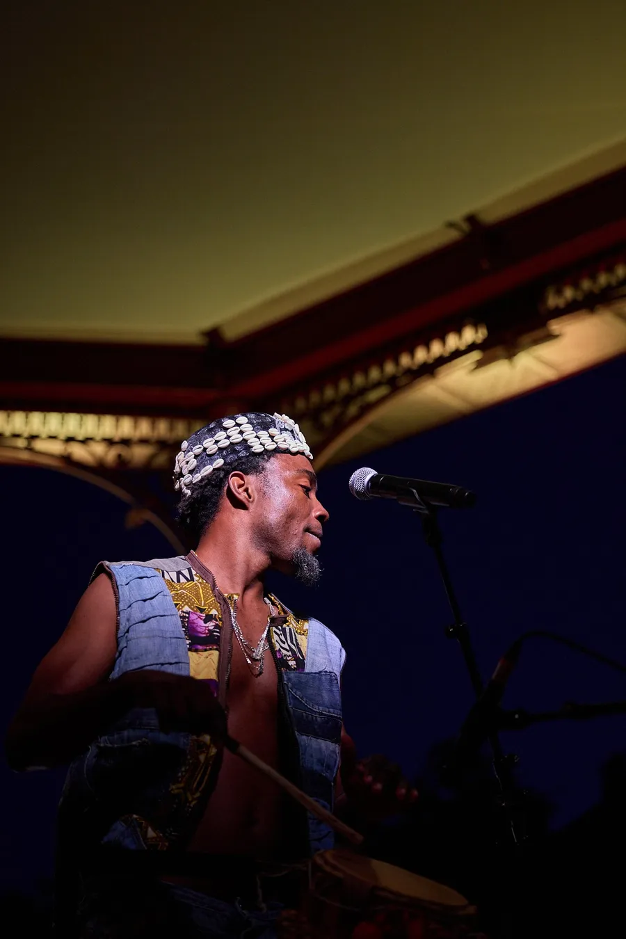 Yewhe Yeton aux percussions, concert de nuit